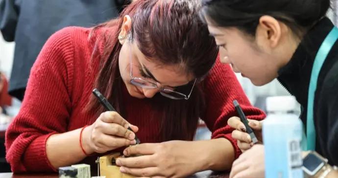 華東師大留學生沉浸式體驗“刀筆傳神”，感受篆刻藝術的方寸之美