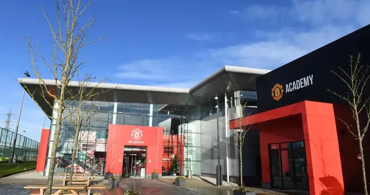 49歲的前曼聯青訓球員弗拉什已成爲大學講師，他曾與小貝同屋