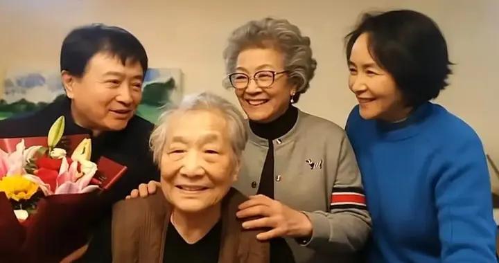 91歲李苒苒現狀曝光，住80平老房子裝修老舊，午餐只喫白菜豆腐