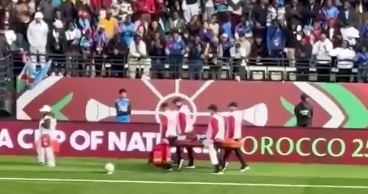 剛被擡出場就奔跑，民主剛果球員回應：是裁判讓我上擔架的