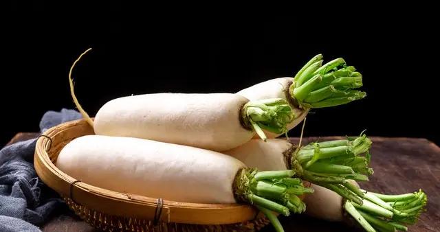 冬天，提醒中老年，遇見它使勁喫，生喫利水消腫，熟喫化痰止咳！