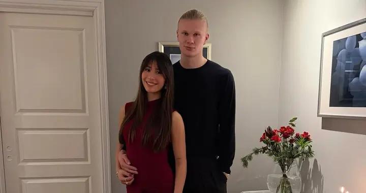 這次不搞花活了，哈蘭德平安夜曬和女友帥氣合拍