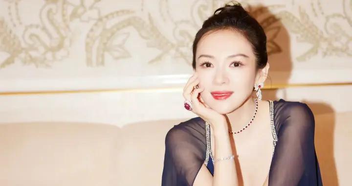 章子怡離婚後首亮相，穿西裝秀身材骨感美，臉瘦眼大國際範拉滿