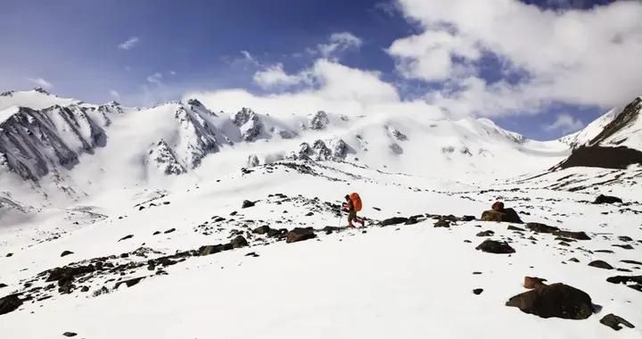 “出片很美”“有腿就行”，而他們永遠留在了2025年