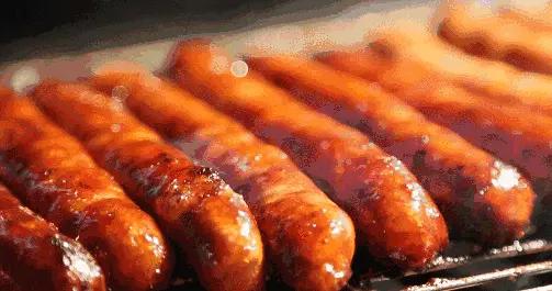 路邊3塊錢一根的烤腸，到底有多少真肉？