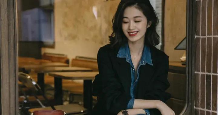 被高圓圓的穿搭驚豔到！“牛仔套裝+大衣”，保暖時髦，值得借鑑