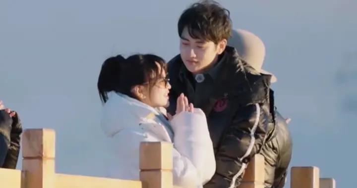 42歲金莎官宣喜訊，和00後男友修成正果，二人在冰島擁吻浪漫熱烈