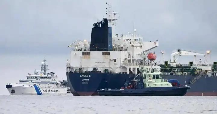 美方在大海上攔截並帶走大型油輪，這波操作到底是圖個啥？