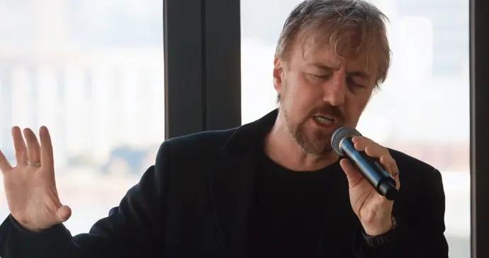 音樂劇巨星“熊叔”中文獻唱《燈火裏的中國》