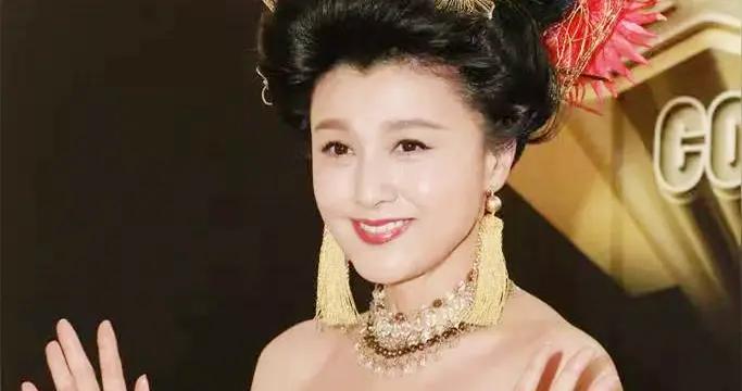 53歲藤原紀香逆生長，經歷二婚破產負債依舊美，蕾絲裙成熟有風韻