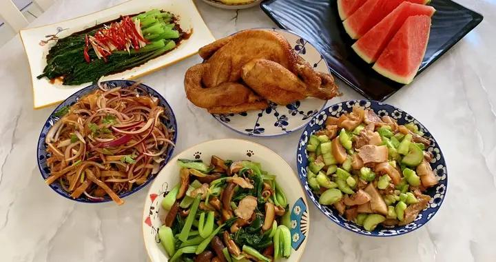 山東一家五口的週末午餐，朋友圈火了，網友：接地氣，看着就好喫