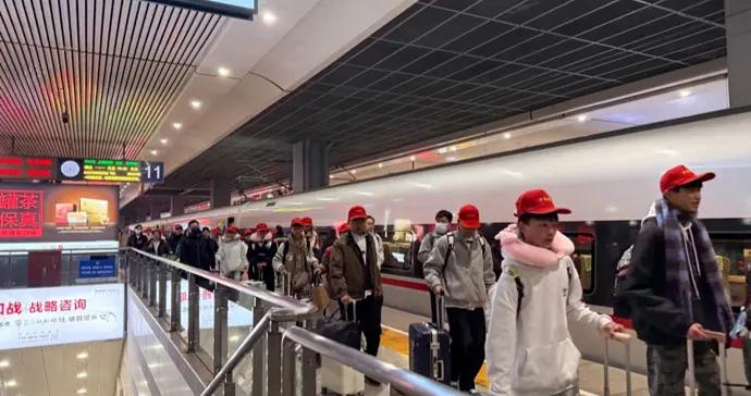 雲南保山務工人員乘坐專列抵達上海，他們將解決這個大難題