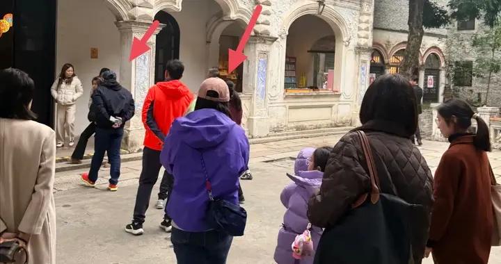 郭晶晶一家5口去朱玲玲商場，逛祖廟看舞獅畫漫畫，霍震霆沒陪同