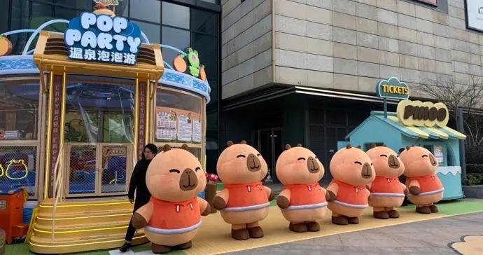 星星人、卡皮巴拉、蠟筆小新、荒野之國……歲末商業，IP趕潮！