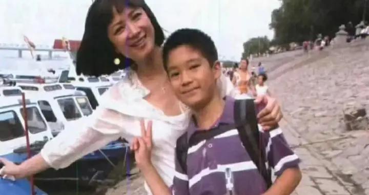 何晴閨蜜發悼文，爆料許何14歲離家真相，難怪何晴到死放不下兒子