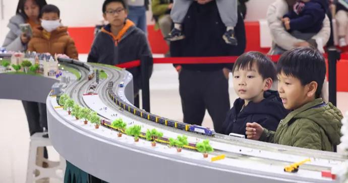 一“票”飽覽“星球鐵道”的微縮世界，上海新年模型交流賽首次聚焦火車