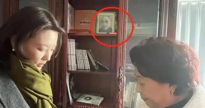 劉芳菲向龐叔令道歉，對着龐萊臣遺像鞠躬，承諾會推廣虛齋文化