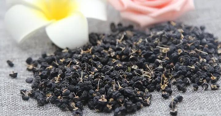 黑枸杞和紅枸杞有啥不一樣？抗氧化VS補肝腎，功效側重各不同