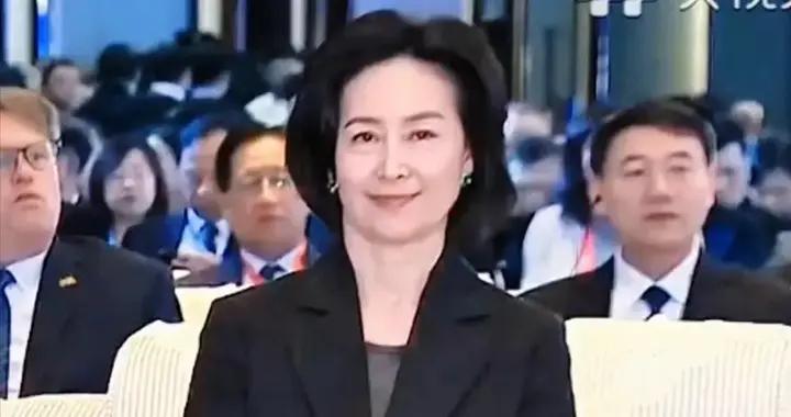 何超瓊上電視了！穿黑色西裝坐姿端正，手邊放40w愛馬仕也不扎眼