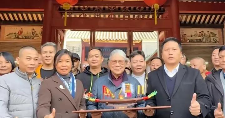 80歲霍震霆回佛山祭祖，滿頭白髮舉船模供奉，祖上沿鐵路走到香港