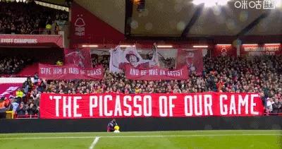 致敬傳奇，本輪英超賽前森林隊爲球隊傳奇羅伯遜舉行默哀儀式