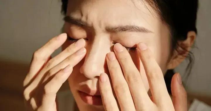 眼皮浮腫是沒睡好？別大意！有可能是這4種疾病信號