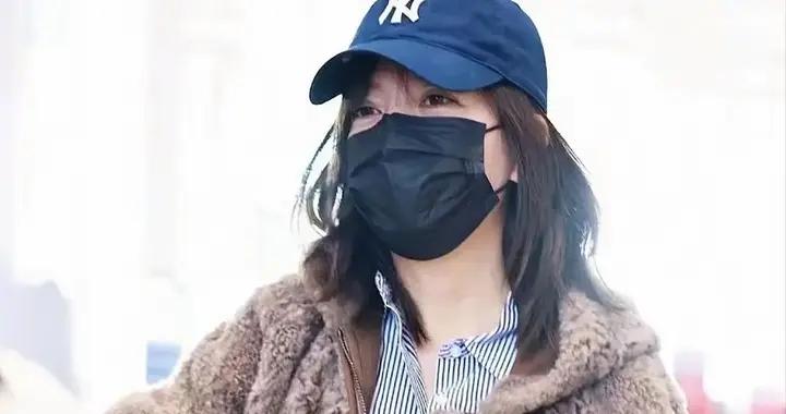 趙薇機場被偶遇，戴帽子口罩只見眉頭緊皺，打扮土氣像“村裏人”