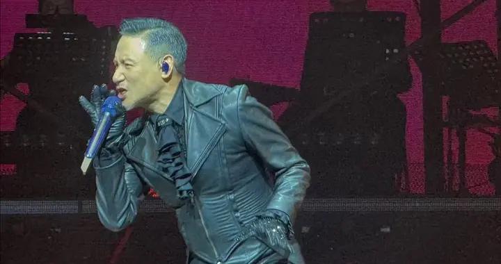 64歲張學友演唱會劈叉，穿衛衣戴帽子兩鬢斑白，手掌發黃疑肝受損