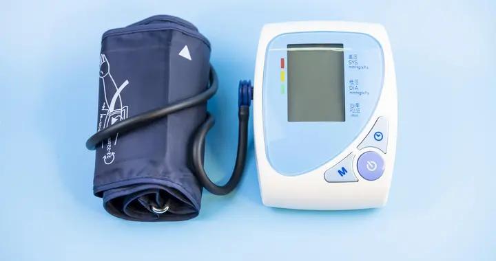 醫生：血壓高的人，寧可冬天出門走路，也別碰這6件傷血管的事