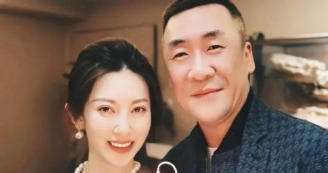 章子怡哥嫂慶生好幸福，嫂子殷旭明星臉穿衣講究，姑嫂零互動尷尬