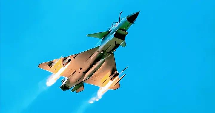 殲10C現身中東大漠，臺空軍爲何“後背發涼”？只是常規的聯訓