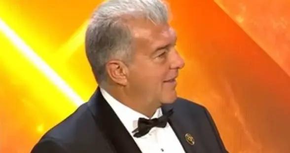 弗裏克當選環足獎2025年西甲最佳教練獎，獎盃由拉波爾塔代領