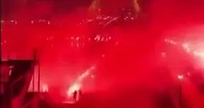 巴黎極端球迷在埃菲爾鐵塔前非法燃放大量焰火，約40人被逮捕