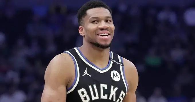 記者：儘管多隊有意，但雄鹿再次堅定強調字母哥不會離開