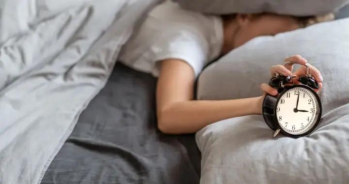 睡不着就不要硬睡了，試試這些方法吧！