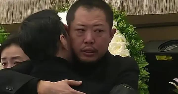 名導翟俊傑追悼會，翟小興眼含淚，馮遠征夫婦獻白菊、顏丙燕痛哭