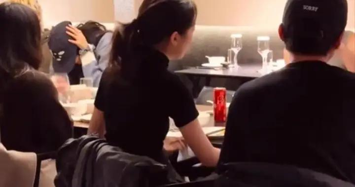 李嫣上海喫飯被偶遇，大冬天穿短袖很抗凍，又瘦又美很像媽媽王菲