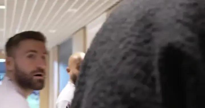 費迪南德去曼聯基地拍節目時，拍到了遲到的盧克-肖和姆伯莫